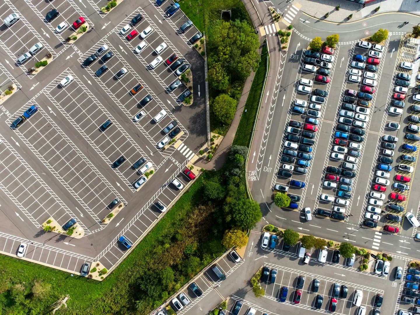 Vue aérienne de deux parcs de stationnement remplis de véhicules